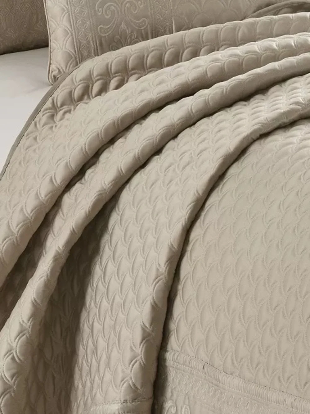 J Queen New York Lyndon Coverlet, Full/Queen - Pearl NEW/Open Box